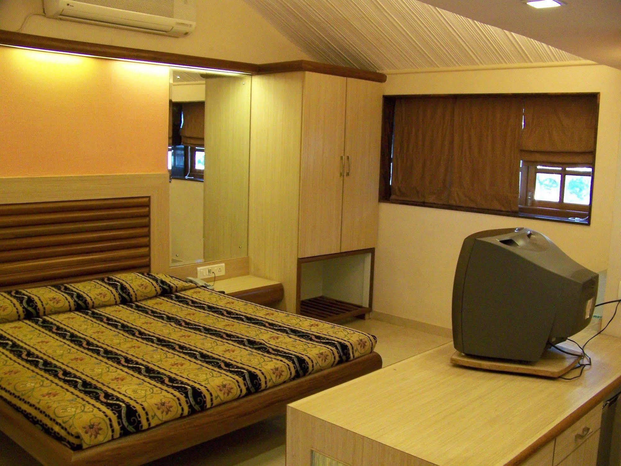 Hotel Beach Garden Мумбаи Экстерьер фото