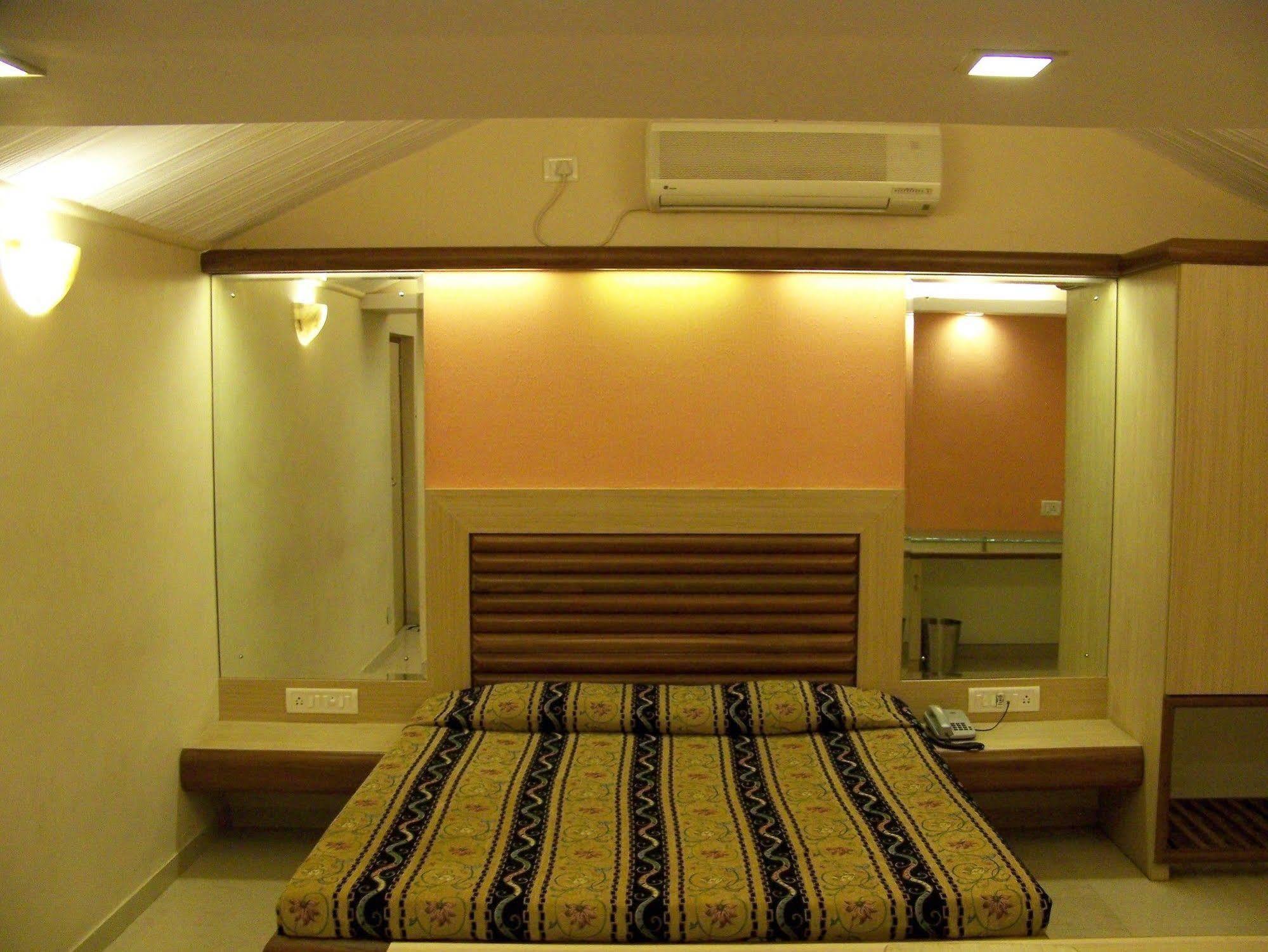 Hotel Beach Garden Мумбаи Экстерьер фото